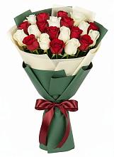 Букет Микс из красных и белых роз в Поселке имени Дзержинского