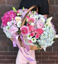 Композиция солнечный день в Поселке имени Дзержинского Цветочная композиция из Розы, Хризантемы, Пионы и Лизиантусы в корзине в Поселке имени Дзержинского