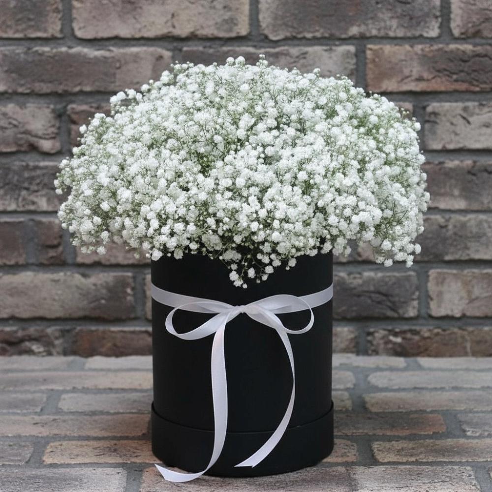 Цветочная композиция из Гипсофила в шляпной коробке в Поселке имени Дзержинского