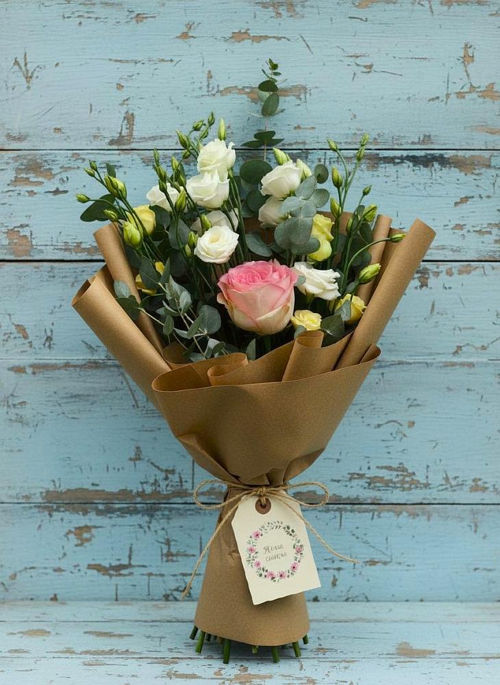 Букет цветов из: Розы и Лизиантусы в Поселке имени Дзержинского