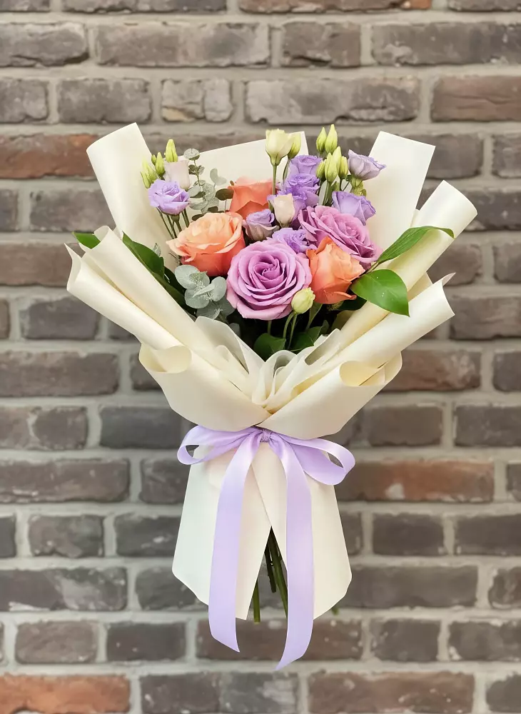 Букет цветов из: Лизиантусы и Розы в Поселке имени Дзержинского