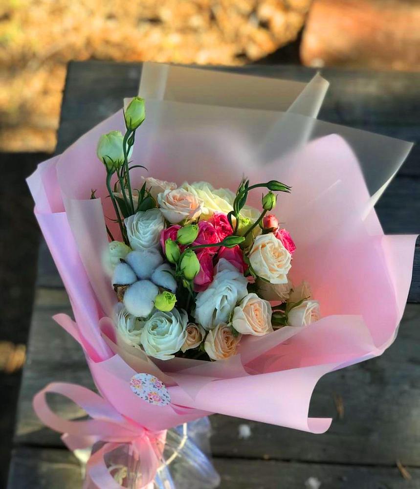 Букет цветов из: Розы и Лизиантусы в Поселке имени Дзержинского