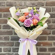 Букет цветов из:  Лизиантусы и Розы в Поселке имени Дзержинского