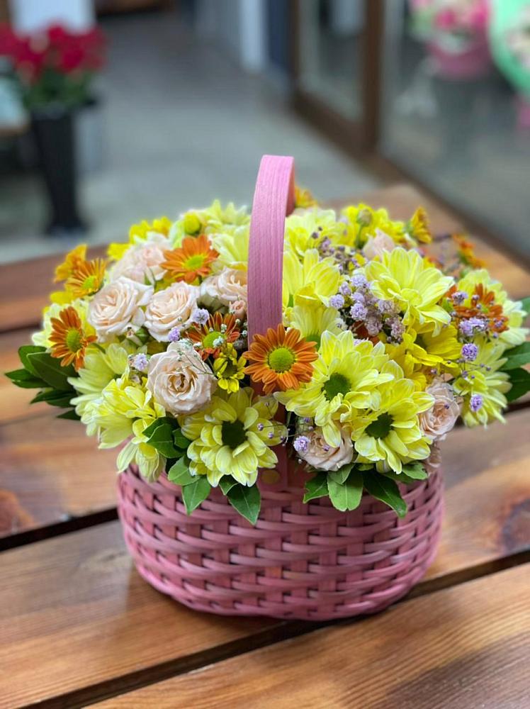 Цветочная композиция из Хризантемы и Розы в корзине в Поселке имени Дзержинского