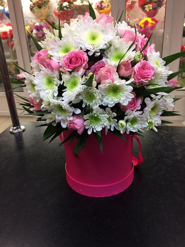 Цветочная композиция из Розы и Хризантемы в шляпной коробке в Поселке имени Дзержинского