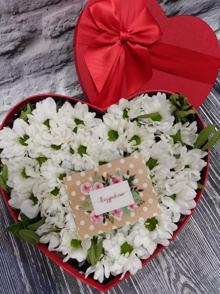 Цветочная композиция из Хризантемы в виде сердца в Поселке имени Дзержинского