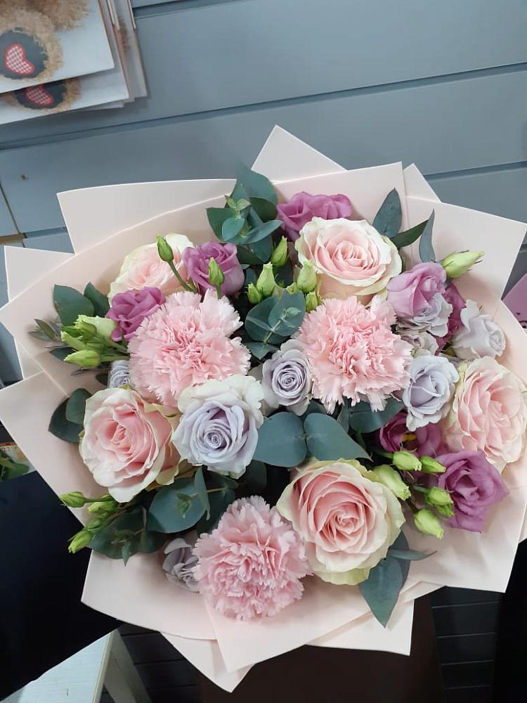 Букет цветов из: Розы, Гвоздики и Лизиантусы в Поселке имени Дзержинского