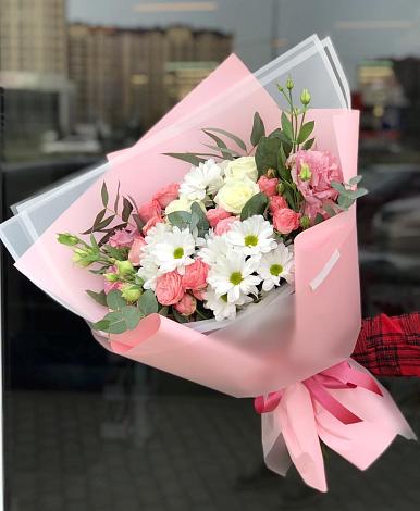 Букет цветов из: Розы, Лизиантусы и Хризантемы в Поселке имени Дзержинского