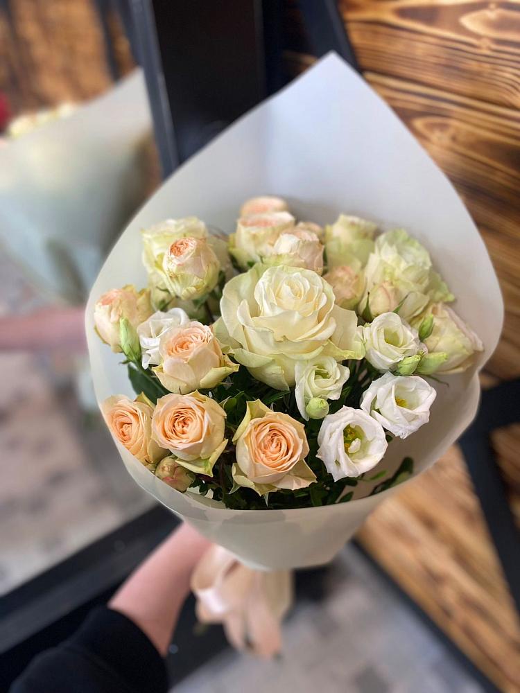 Букет цветов из: Розы и Лизиантусы в Поселке имени Дзержинского