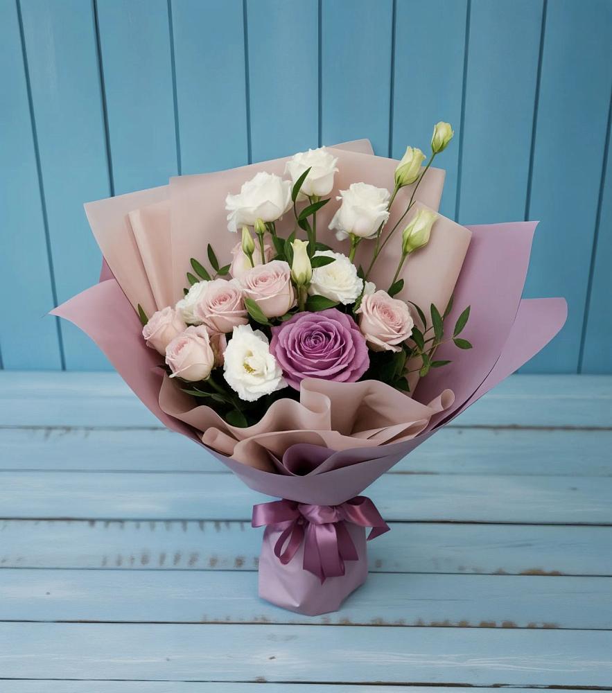 Букет цветов из: Розы и Лизиантусы в Поселке имени Дзержинского